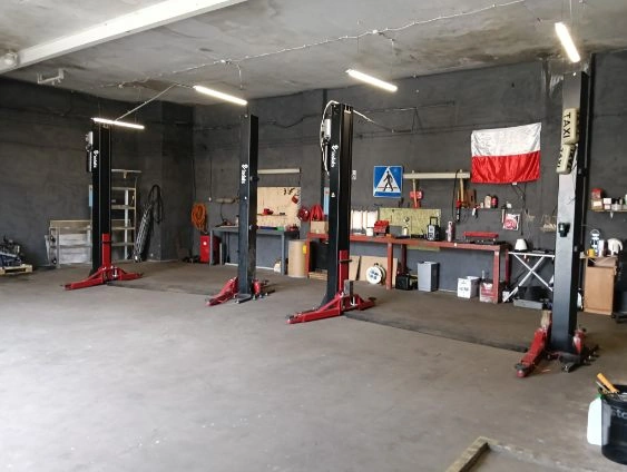wnętrze warsztatu samochodowego Mobile Auto Groupe Szczecin stanowiska serwisowe